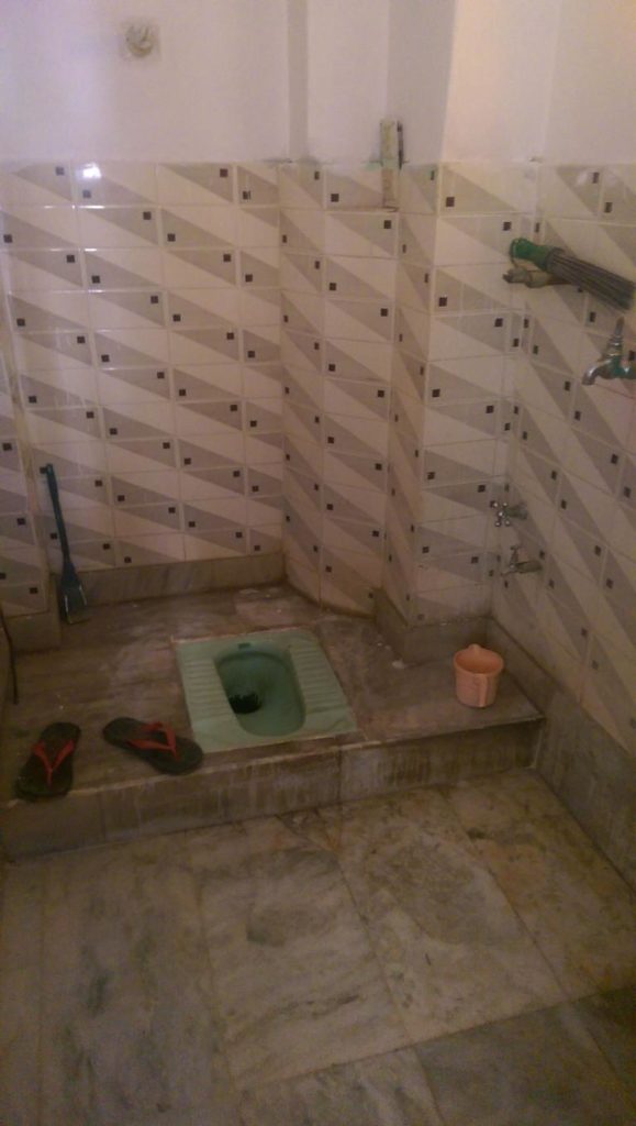 Indische Standard-Toilette im Hotelzimmer in Udaipur. Das war meine Wohlfühloase für 6 Tage. Und ja, genau in dieser zeit hatte ich, sorry, gopfergessenen Durchfall. Und auch das Kotzen blieb mir nicht erspart. Mir ging's so richtig scheisse. Wortwörtlich. Dem Essen sei Dank. Nicht die schönsten Erinnerungen... Immerhin hatte ich jeweils Gesellschaft. Auch wenn nur von Kakerlaken - Hauptsache Gesellschaft. Nur so nebenbei: die Flip-Flops waren nicht von mir. Die lagen schon so neben der Schüssel. Der muss es nach dem grossen Geschäft aber auch eilig gehabt haben.
