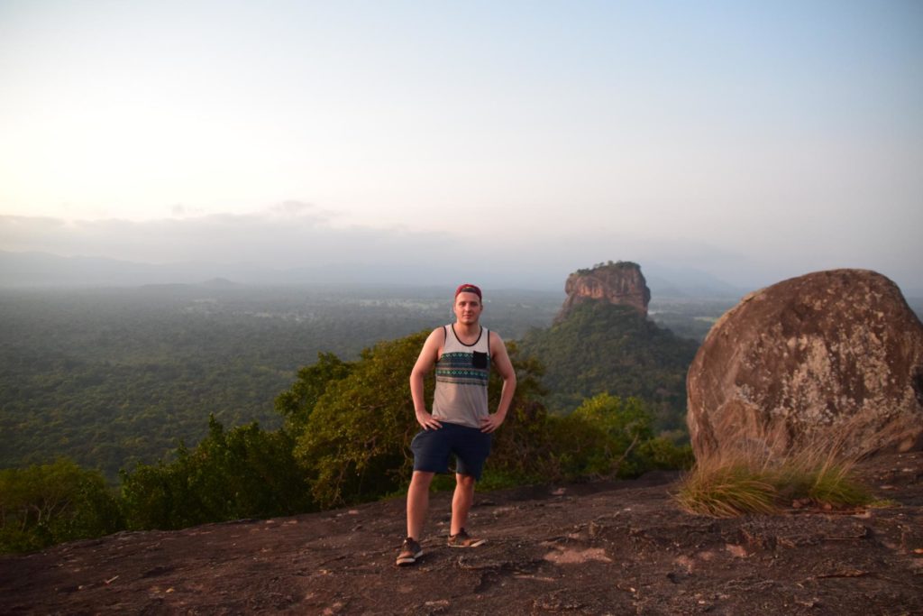 Big Ivan auf dem little Rock mit Blick auf den Lion Rock. Heilandzack, da hatte ich noch ein paar Grämmli mehr auf den Rippen. Aber keine Angst: Die 95 Kilo Sexappeal wurden einfach auf 84 runterkomprimiert. Wie's beim Komprimieren halt so ist, geht die Qualität aber nicht verloren. Sie kann jederzeit "entpackt" werden. Man war der schlecht. Ich werde mich selbst wohl nie ernst nehmen können. Ganz sicher nicht.