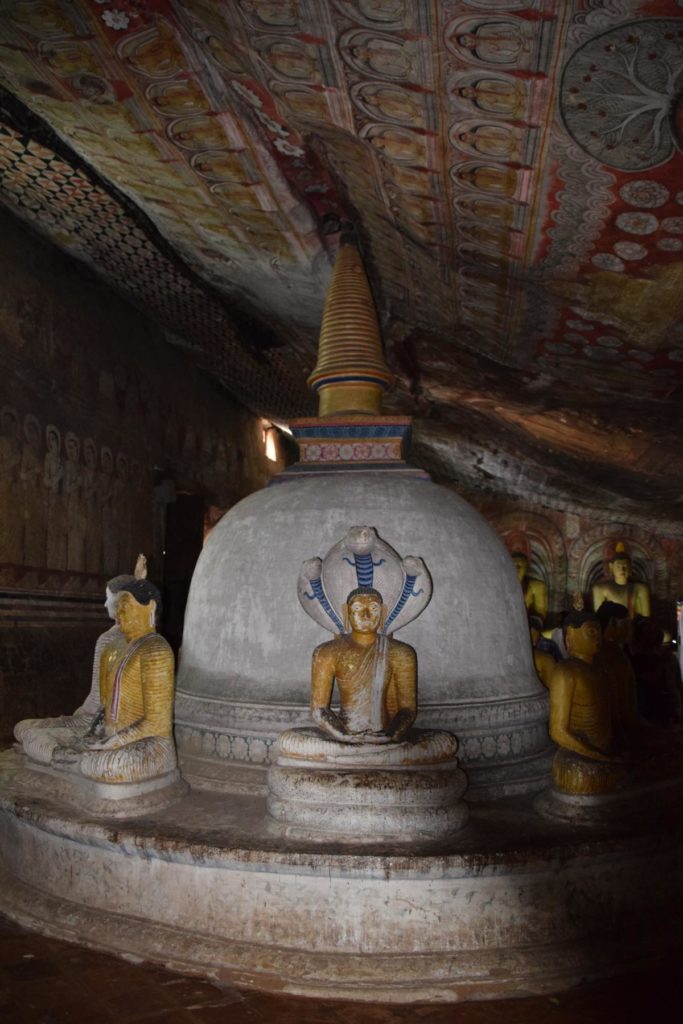 Nur einige von unzähligen Buddhas in der Höhle in Dambulla. Hab nur ein Foto gemacht. Und dann noch ein schlechtes. Aber ihr könnt Euch ja vorstellen, wie ein Tempel in einer Höhle aussieht, oder? Muss für heute reichen, sorry.