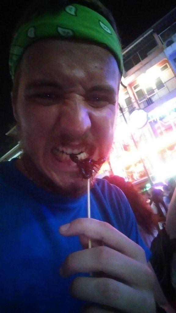 ...oder auch mal einen Teufelsgesandten. Ah, für die, die es sich nicht antun wollen: Schmeckt wie viel zu lang frittierte Pommes. Gern geschehen. (Khao San Road, Bangkok, Thailand)