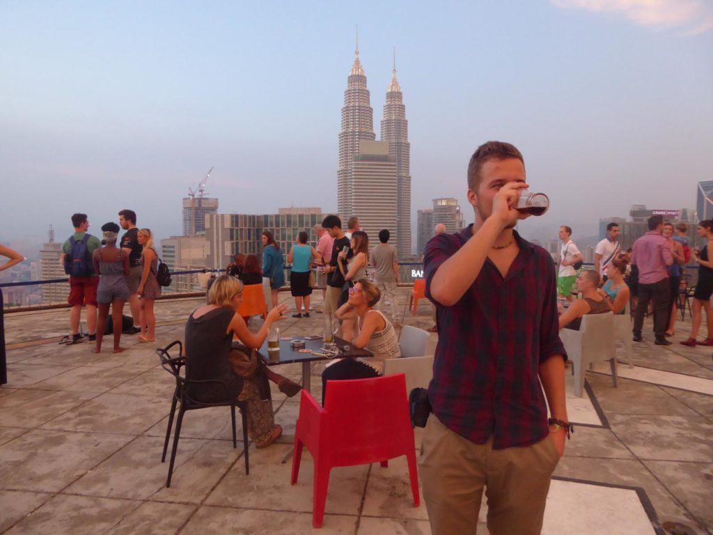 Prost! Gott hab ich da n Pickel. Grüsig. Eckelhaft. Der ist jetzt aber weg. Hat für neue Platz gemacht. Gern geschehen! Wusste doch, dass du das wissen wolltest. (Heli Bar, Kuala Lumpur, Malaysien)