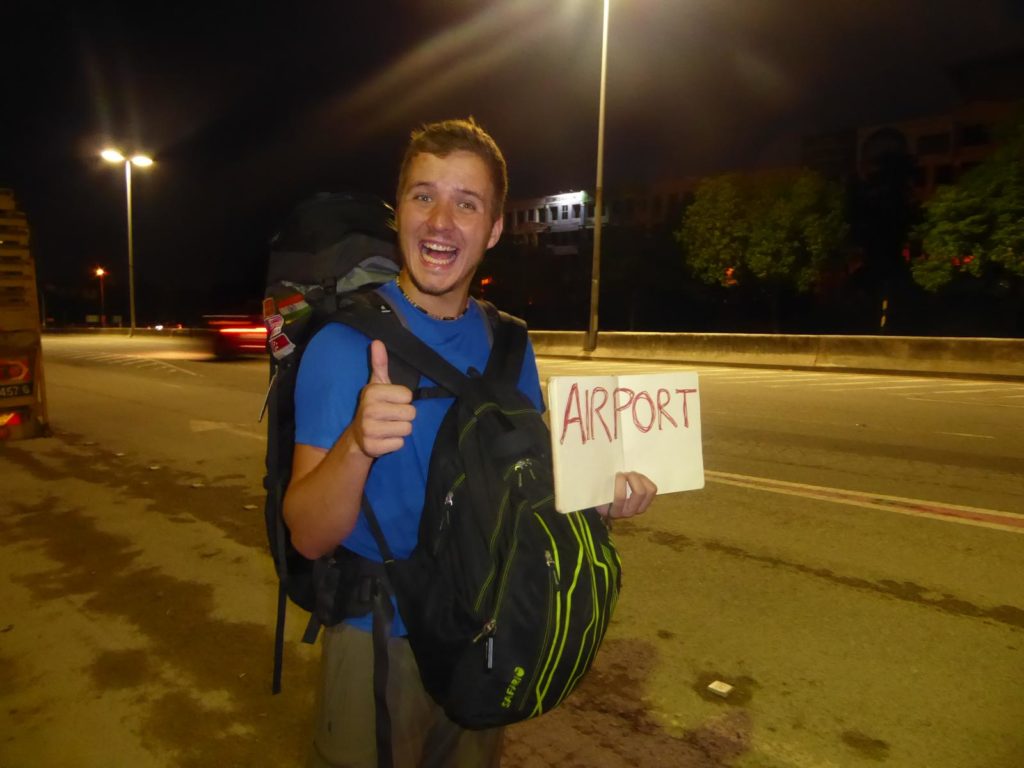 Wirklich! Absolut der Hammer! Also das Backpacken, nicht das Bild. Aber glaubt's oder nicht, 2 Minuten nach dieser Aufnahme, hat man uns mitgenommen. Wie wunderschön ein Kumpel von mir zu sagen pflegt: "Wennd de huara Sexabbil amol hesch, wersch an numma los!". Spricht für sich. (Kuala Lumpur, Malaysien)