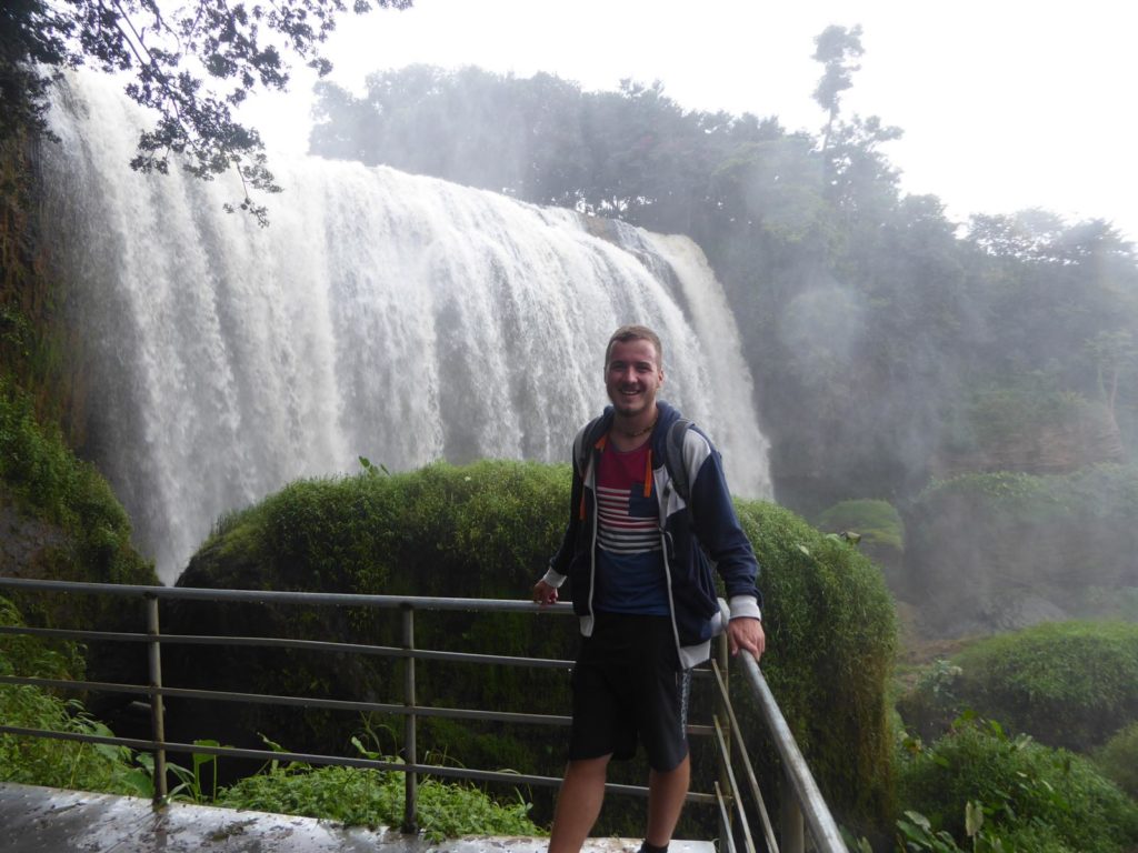 ...ein Wasserfall. Wow, krass gäll? S goot. I weiss. Aber wenns grad nichts anderes zu tun gibt, darf's auch mal son Ding sein :) (Elephant Falls, Da Lat, Vietnam)